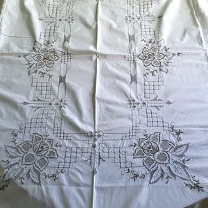Vintage Absolutely beautiful LARGE TABLECLOTH